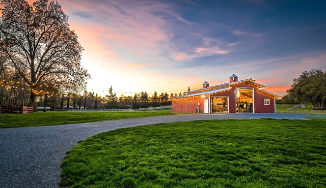 Picturesque Getaway on the Sacramento River - Perfect for Groups and Families