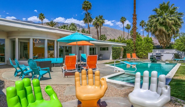 Pleasant & modern dog-friendly home w/private pool spa & heated outdoor pool in Palm Springs