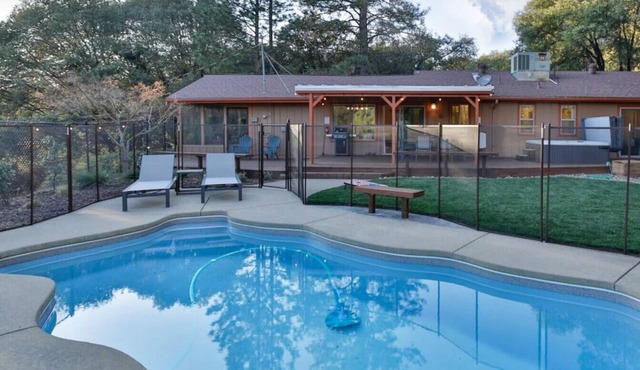 Pool, Hot Tub, Privacy, Newly Remodeled, Centrally Located!