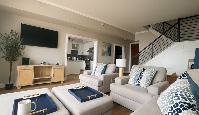 Premier Ocean Blvd Penthouse. Walk to beach and dining.
