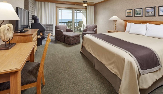 Premium King Oceanfront Room | Cavalier Resort | Near Hearst Castle