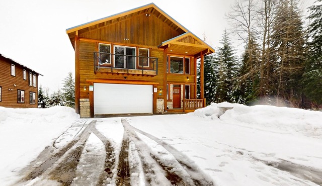 Private all-season cabin within walking distance of the lifts, fireplace, & deck
