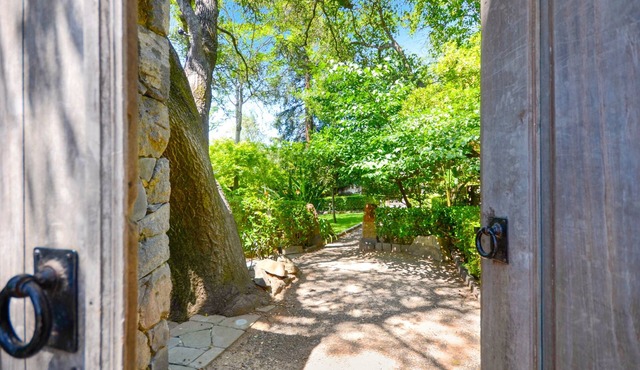 Private Enclave within Walking Distance of Plaza 5 Bed/5 1/2 Baths Sleeps 10-12