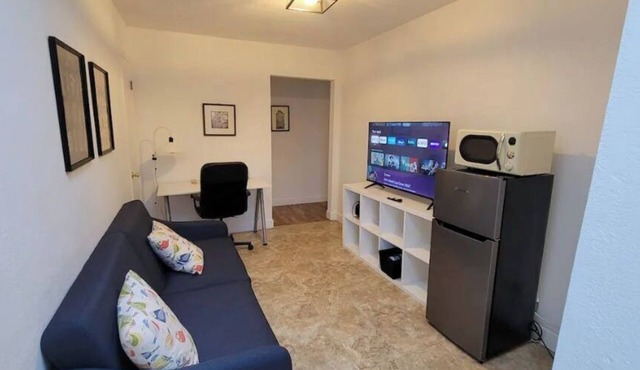 Private entry 1B1B guest suite
