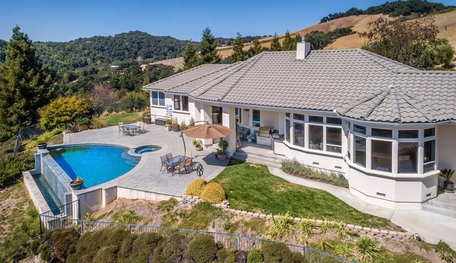 Private & luxurious hilltop house w/private pool & spa, surrounded by wineries!