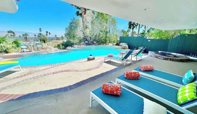 Private Pickleball, Huge Pool, Game Room, Fire Pit