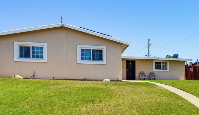 Private Pool & Yard! Family Getaway in Bakersfield