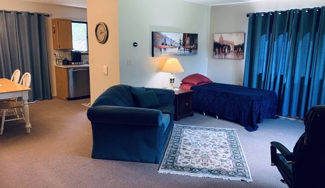 Private Spacious Apartment in Quiet, Safe, Cozy neighborhood - NO STAIRS!