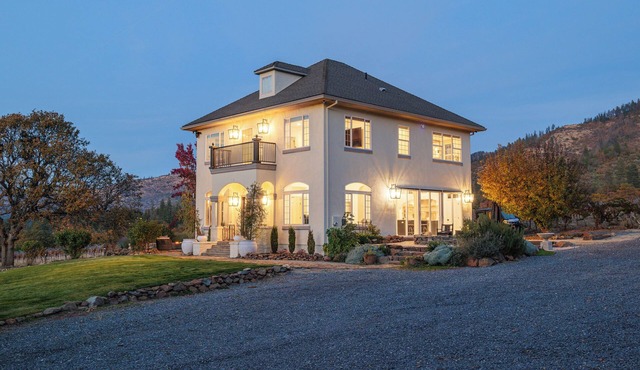 Private vineyard sanctuary for 8. Savor coffee at sunrise in the backyard oasis, soak in the hot tub under starry skies, and enjoy this elegant spacious retreat with mountain views, minutes from Historic Jacksonville and Applegate’s wine country.