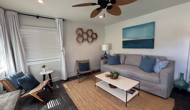 Quaint coastal cottage with large front patio in North Beach