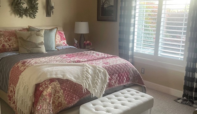 Quaintly Queen in Charming Redding Close to Bethel & Mercy Shasta Hospital