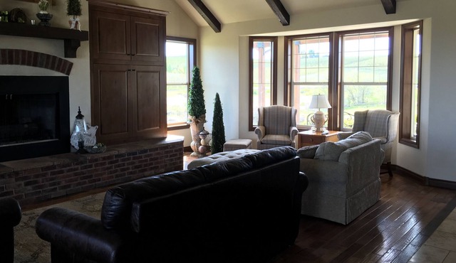 Queen bed with full bath in our home. Beautiful views of the Yakima valley.