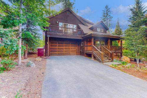 Quiet Cottage with Deck & Firepit - Near Skiing Golf Park & Water Sports