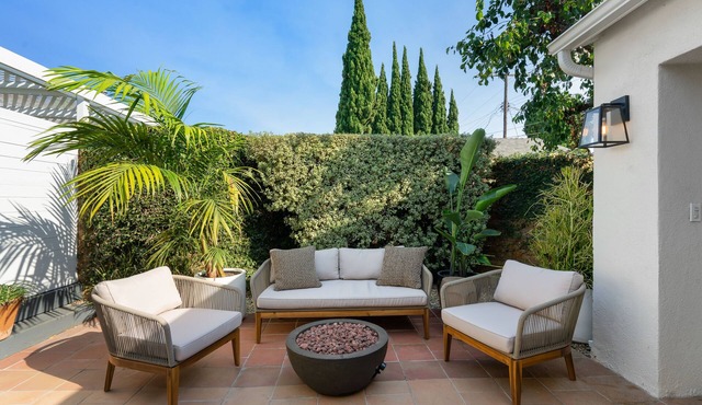 Quiet Guest House with Large Private Yard 10 minutes away from the ocean