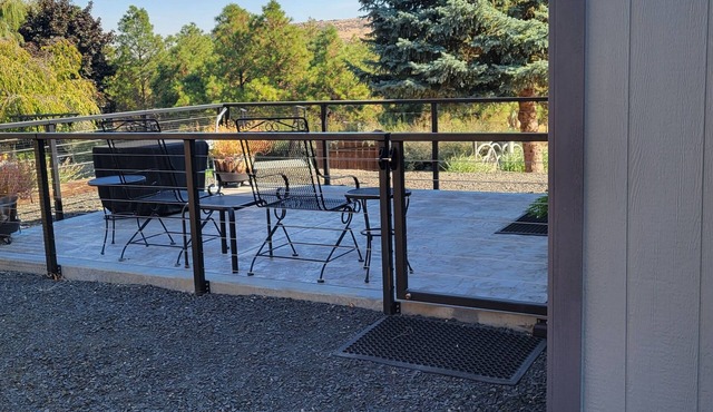 Quiet Studio Guest house in a country setting minutes from town