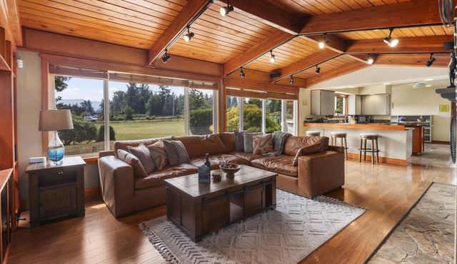 Rainier Ranch & Poolside Escape