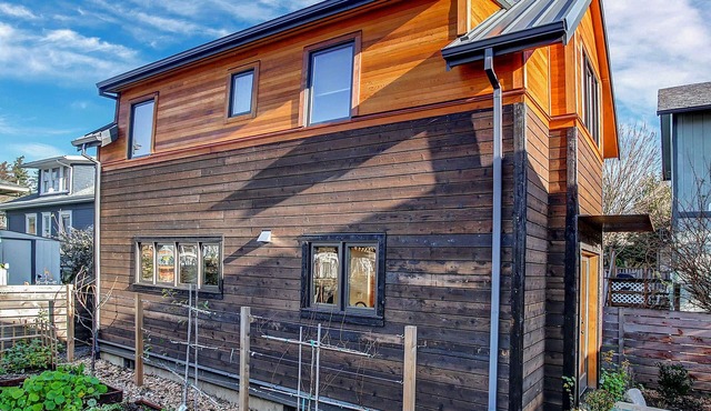 recently constructed eco-cottage, heart of SE Belmont/Hawthorne, walk everywhere