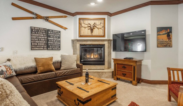 Refined Rustic Retreat | Walk to Canyon Lodge, Hot Tub, Sauna & Garage