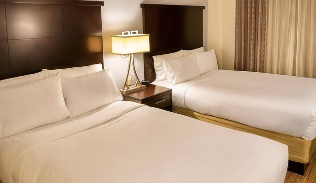 Relax and Unwind! 2 Spacious Units, Free Breakfast, Outdoor Pool, Pet-friendly!