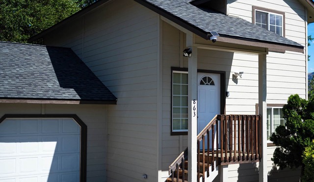 Relaxing 2-Bedroom Home with Private Deck in East Wenatchee
