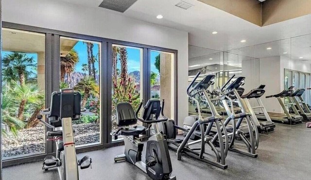 Relaxing 2BR Suite | Sleeps 6 | Balcony + WiFi