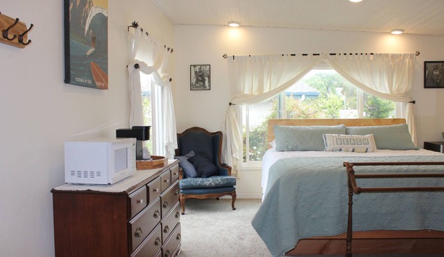 Relaxing Bed and Bathroom with private entrance. Short walk to beach!