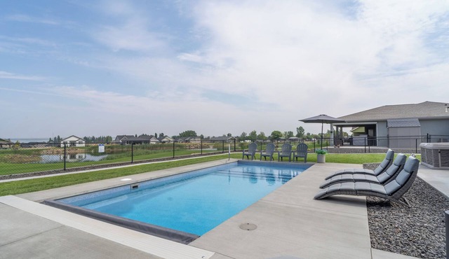 Relaxing home w/POOL & HOT TUB on the golf course!