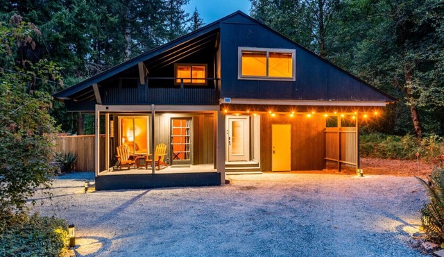 Relaxing, Private Cabin w/Hot Tub & Generator near Mt Rainier!