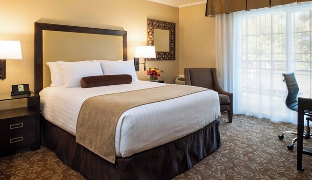 Relaxing Unit with Heated Pool, Free Breakfast & Parking Near Stanford