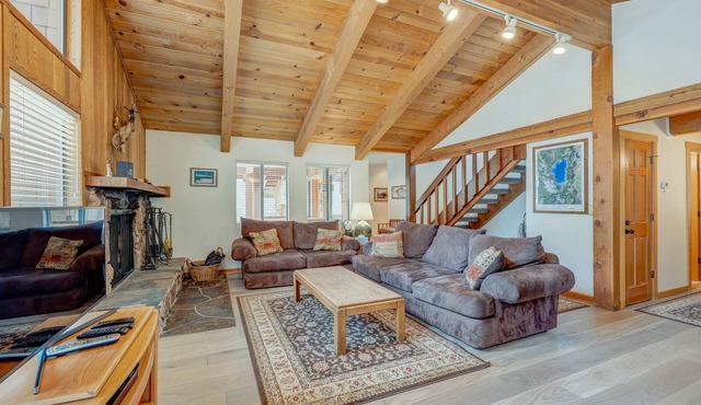 Remodeled home with private hot tub, pool access & free ski shuttle
