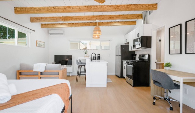 Renovated Cali chic studio w/AC