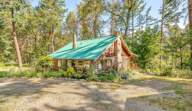 -River Retreat Log Cabin w/Gym, Game Room, and Sauna-