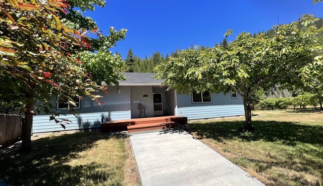 Riverfront 3 bed/2 bath home, relaxing and peaceful, new furnishings and paint