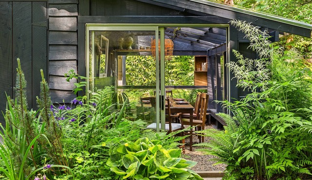 Riverfront, dog-friendly cabin with breathtaking mountain views - near trails