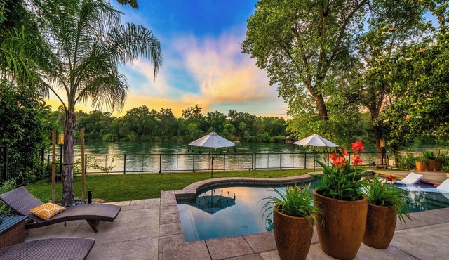 Riverfront Retreat - Pool and Hot Tub Escape