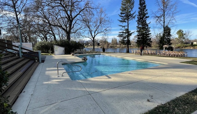 Riverhouse Sanctuary on the Sacramento River — Spa, Pool & Privacy - Sleeps 10