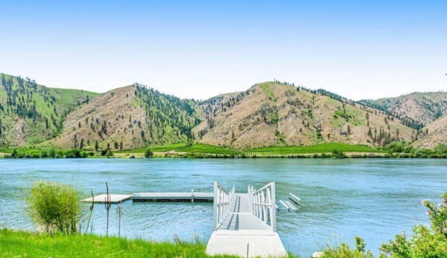 Riverside 4-bed home with stellar views & gameroom