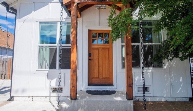 Rogue House · 1800s Downtown Storefront · Hot Tub · Fire Pit · Walk to River
