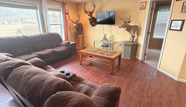 Rolling Hills Guest House. Charming 1-bedroom apartment, AC outside of Tonasket