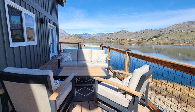 Roses Lakeside Loft - Lakefront w/dock