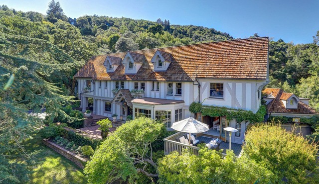 Ross Estate: pool, spa, outdoor kitchen and fireplace, lush gardens and privacy