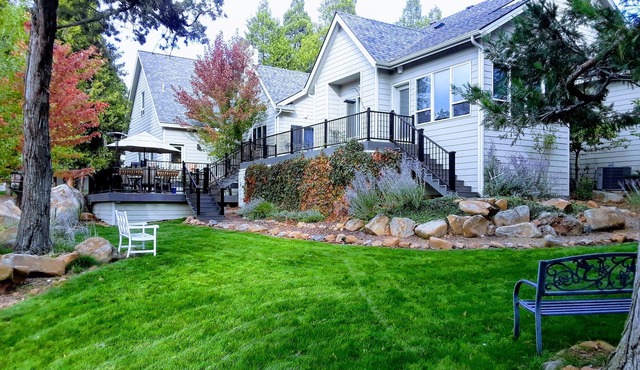 Running Y custom single level home with large deck for relaxing. in Klamath Falls