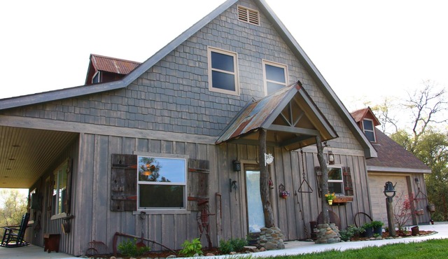 Rustic Cabin on 40 Acre Working Cattle Ranch ~Wineries Hiking Family friendly~