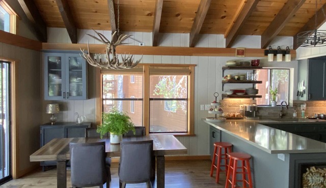 Rustic modern cabin set in Tahoe Donner forest