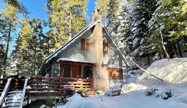 Rustic Sierra Cabin with Hiking Trail and Kids Room - Perfect Family Getaway! in Mi-Wuk Village