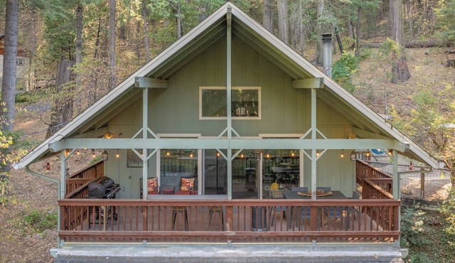 Sage House - Walking Distance to Lake, Hot Tub, Pet Friendly w/New AC