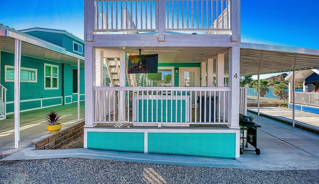 Sandy Cheeks, Deluxe Rive Views, Roadrunner Resort