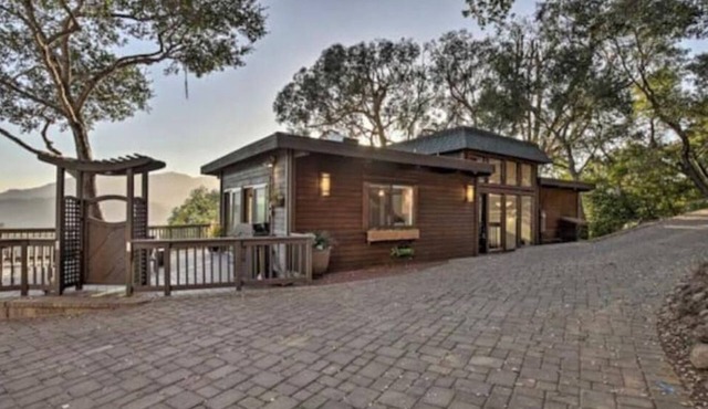 Scenic Sequoia: A Chic California Hillside Retreat