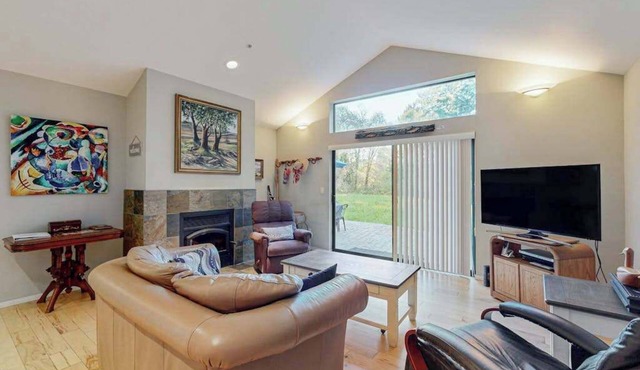 Sebastopol 2BR forest retreat on 6 acres with creek & fireplace