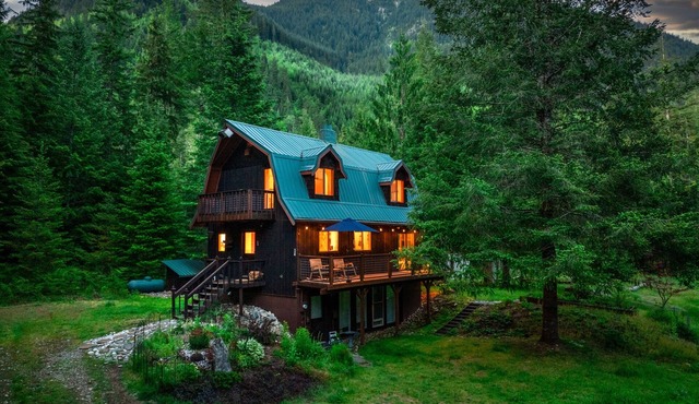 Secluded North Cascades Retreat | Private Trail + Fire Pit